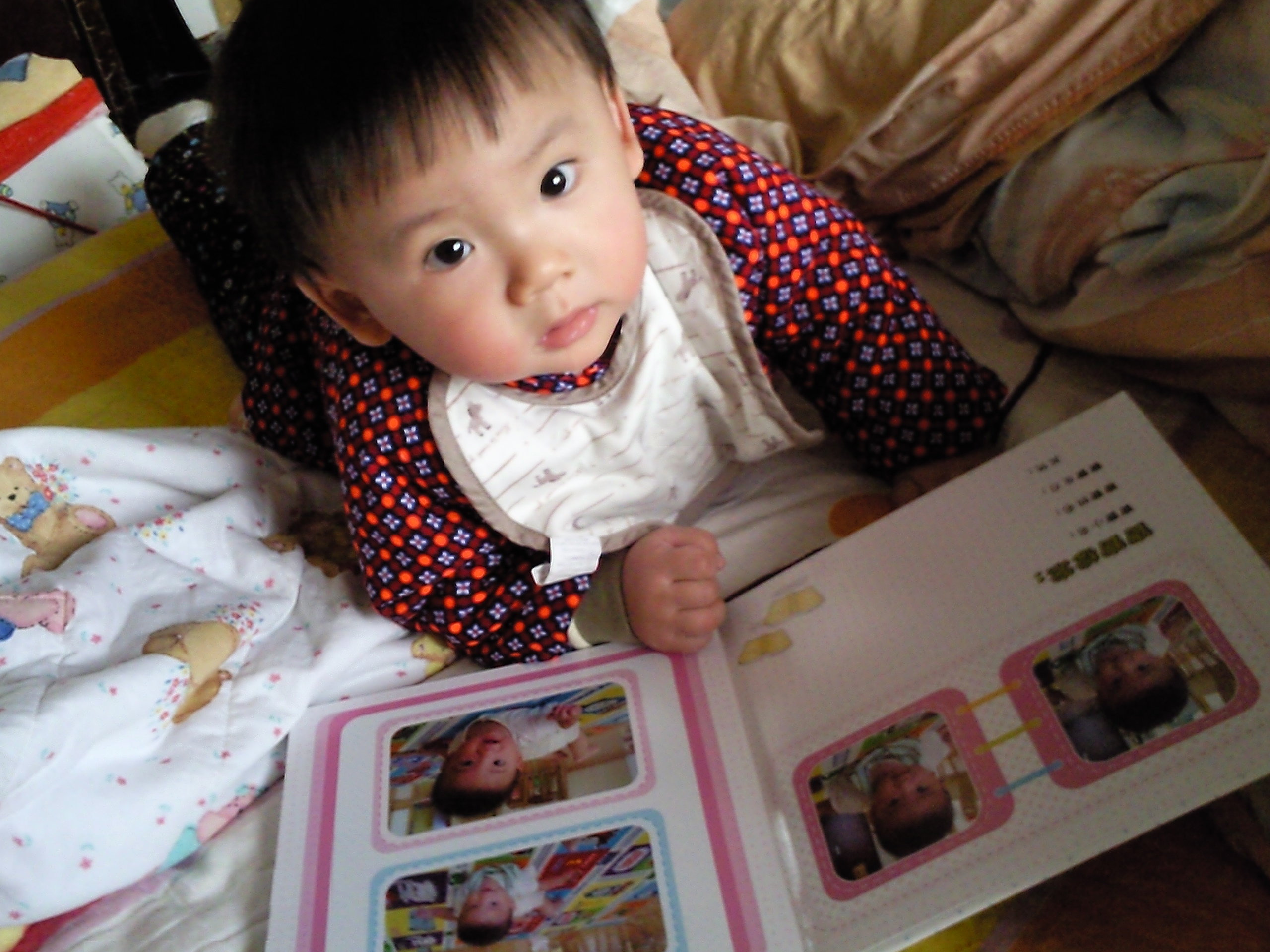 儿子你看什么呢，妈咪给你做了好东西，你要看的是照片书